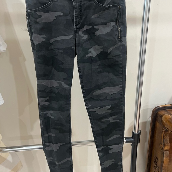 Democracy Dark Camouflage Jeans size 4 - Picture 8 of 8